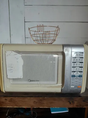 Micro-ondas Midea funcionando, com defeito no sistema de liga/desliga