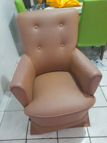Vendo cadeira do Papai toda de couro ela é de balanço também