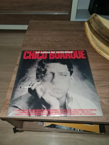 disco de vinil (LP) do álbum "20 Anos de Sucessos" de Chico Buarque,