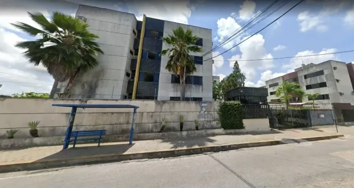 Apto no Cond. Burle Marx no Satélite c/ 2/4 Sendo 01 Suíte, 3º Andar, Escada