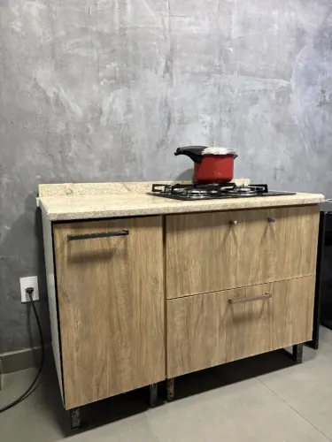 Balcão granito com fogão cooktop embutido