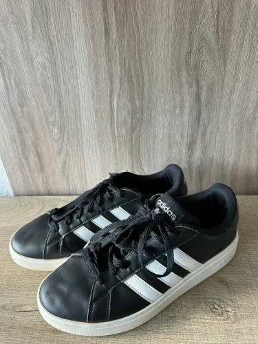 Tênis Adidas original Lindo pouco uso impecável campinas-sp