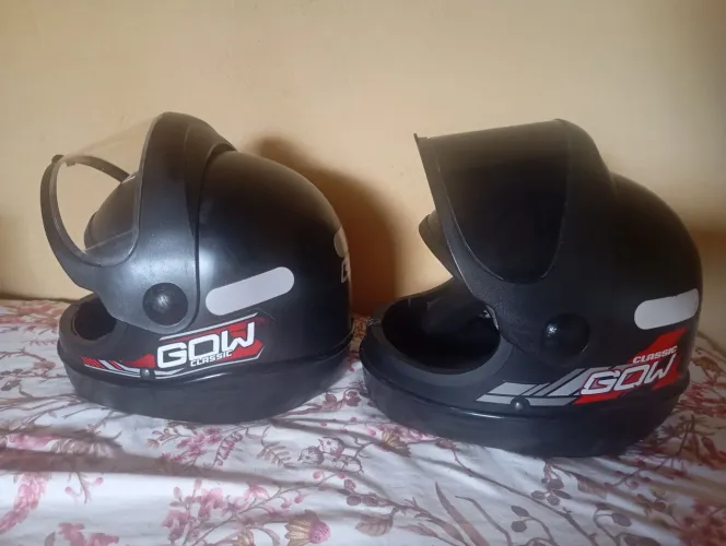 Dois Capacetes GOW