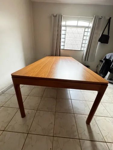 Mesa em lâmina de Madeira .