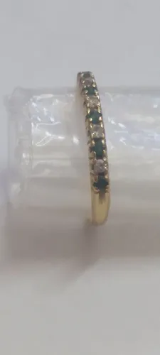 Anel meia aliança com pedras brilhantes esmeralda