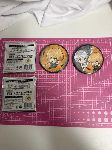 DEATH NOTE DUPLA DE BADGES MELO & MELO E NEAR OFICIAIS (quarta foto apenas comparativo)