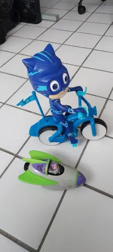 Boneco menino gato e toy story 