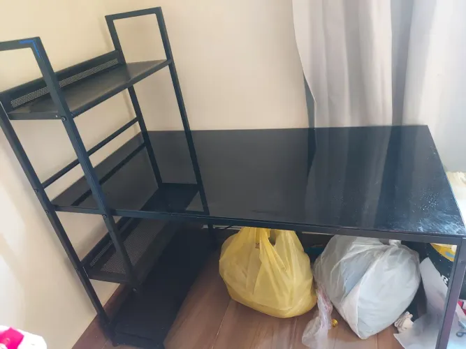 Vendo mesa de estudos, tampo de vidro preto, com 4 prateleiras, de aluminio. Casa Park