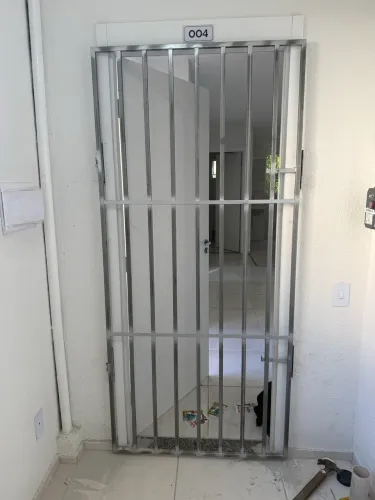 GRADE PARA APARTAMENTO COM INSTALAÇÃO PARAFUSADA OU CHUBADA (97X2.10)