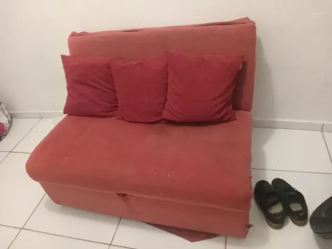 Vendo sofá, ele vira cama.