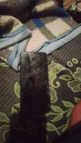 Vendo celular com tela quebrada e sem tampa traseira