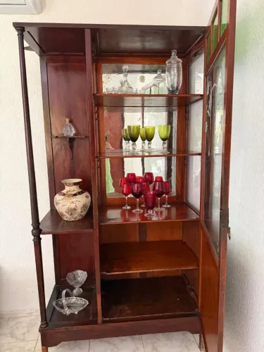 Cristaleira Antiga / Vitrine Assimétrica em Madeira Maciça com Espelho