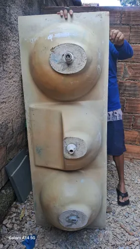 Pilha para lavanderia, com duas cubas, de mármore, e m perfeito estado