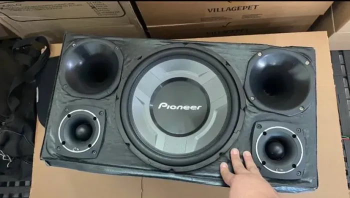 VENDO CAIXA DE SOM EM PERDEITO ESTADO DE FUNCIONAMENTO