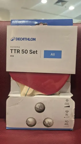 Kit para tênis de mesa TTR 50 Kuikma, contendo 2 raquetes e 3 bolinhas, da Decathlon.