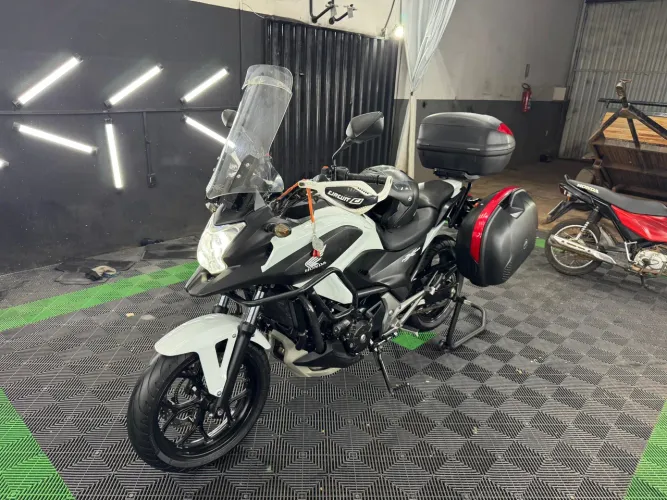 Moto Honda NC 750 - muito conservada.