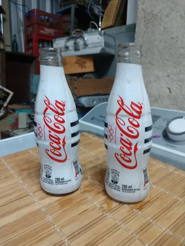 Duas garrafas refrigerante antigas coleção 