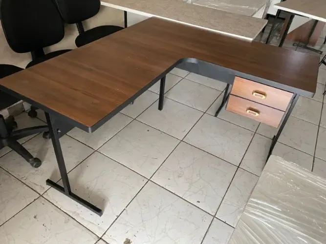 1- mesa escrivaninha em L cor nogal , frete grátis