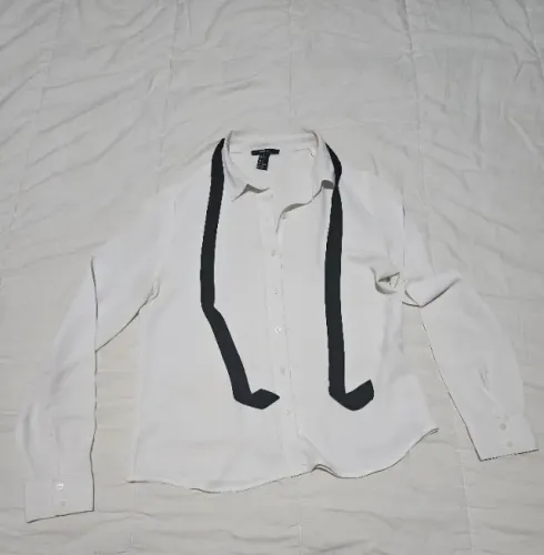 Camisa branca P com 2 tiras pretas para dar o laço - Forever 21 -Aceito oferta