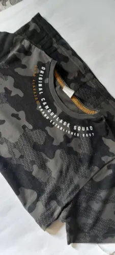 Camiseta Infantil Marca Alakazoo-Cinza/Preto Camuflada Tam 16 Algodão- Seminova