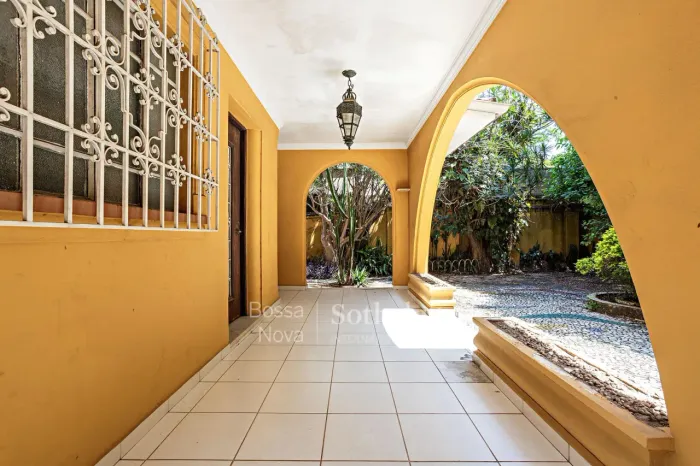 Casa sólida dos anos 70 em bairro tranquilo, com grande potencial de modernização
