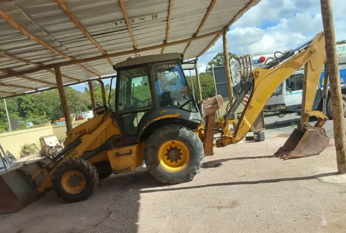 Retroescavadeira New Holland B95B ano 2014, 4x4, com 9.000 horas e ar condicionado, no ES