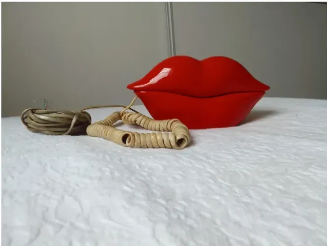 Telefone "Antigo - Made in Hong Kong" em formato de "Boca Vermelha"