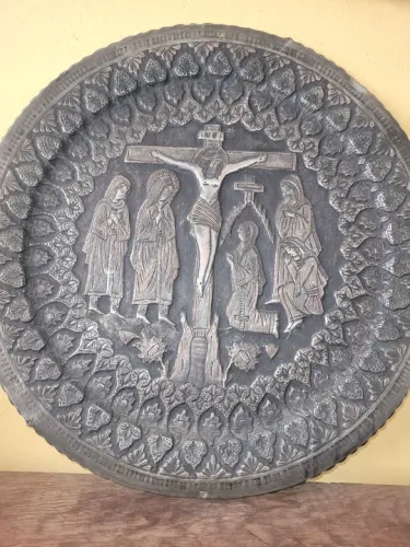 Antigo prato em metal com cena religiosa