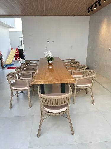 Mesa de Jantar em Madeira Maciça com Cadeiras.