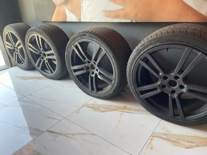 Pneu e roda aro 22 285/35 r22 apenas 1600 km rodados.