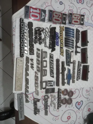 Lote de emblemas de carros antigos