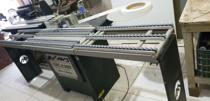 Vende-se uma coladeira de fita de borda