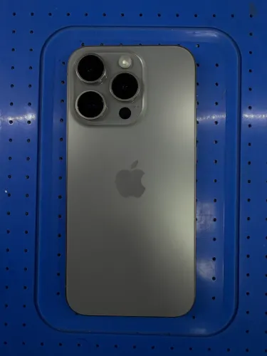 Carcaça completa do iPhone 15 pró titânio. (Natural)