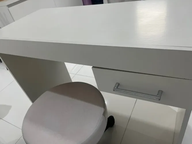 Escrivaninha branca com gaveta