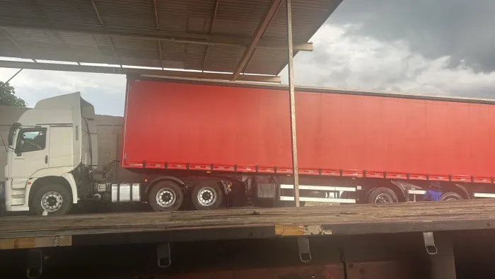 Caminhão 25.420 e carreta Vanderléia facchini