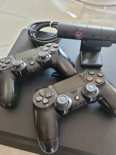 PlayStation 4 Slim (PS4) - 1 TB, 2 controles e 1 PlayStationCâmera (jogo brinde)