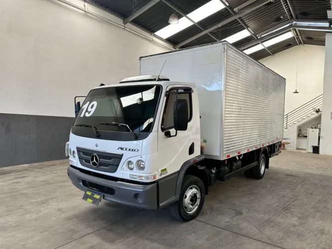 Caminhão Mercedes-Benz Accelo 815