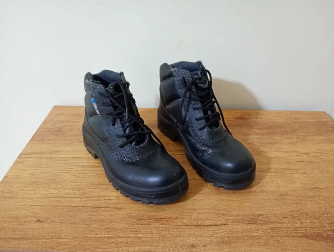 Bota bico de ferro 