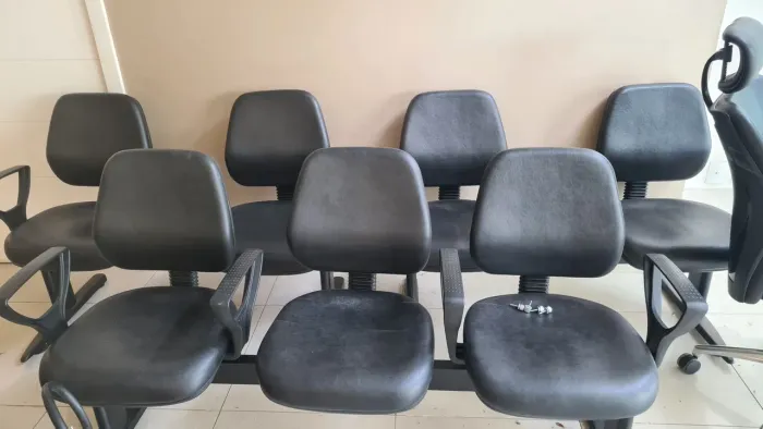 Cadeira longarina 3 lugares excelente material usada