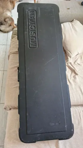 Hard Case para baixo Music Man Stingray 5