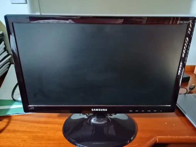 Monitor Samsung com pequeno defeito