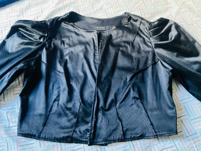 Jaqueta preta com detalhes e manga bufante