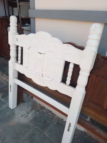 Cama de solteiro sucupira pintada da cor branca.