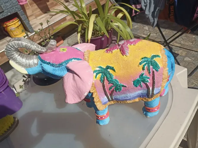 Escultura de Elefante Decorativa Colorida