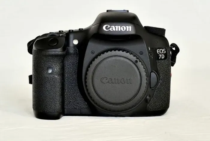 Câmera digital SLR Canon EOS 7D completa na caixa. Pouco usada - em excelente estado.