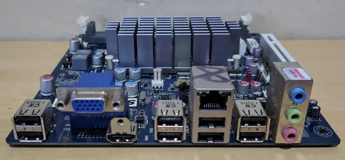 Placa-mãe STI DDR3 Com Defeito