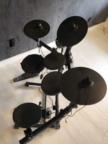 Vendo Bateria Eletrônica em Ótimo Estado - Pronta para Tocar!