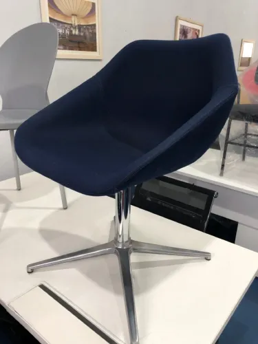 Poltrona Giratória Azul Design Moderno