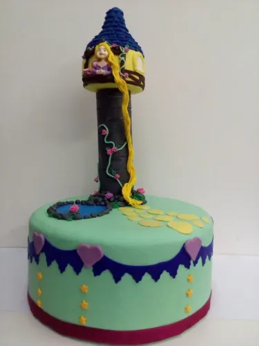 Bolo Fake Falso Cenográfico Enrolados Rapunzel Em Biscuit