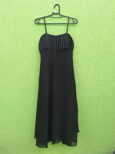 Vestido Preto Elegante com Detalhes